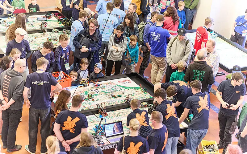 Visitors and teams between the competition tables