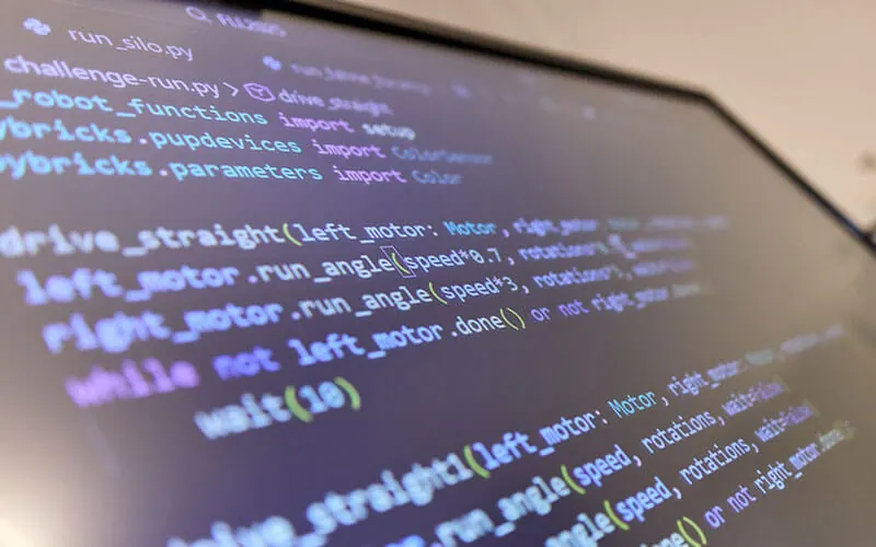 Programmcode auf einem Bildschirm im Rahmen des Robotik-Wettbewerbs