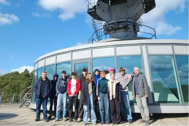 Oberstufenkurs arbeitet an Radiospektren der Milchstraße an der FUTURA-Radiosternwarte