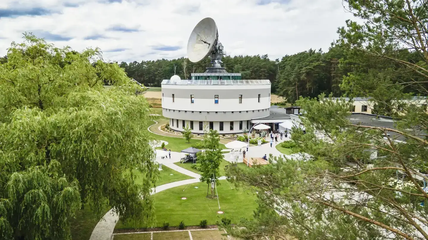 12-Meter-Parabolantenne der FUTURA-Radiosternwarte in Neu Golm