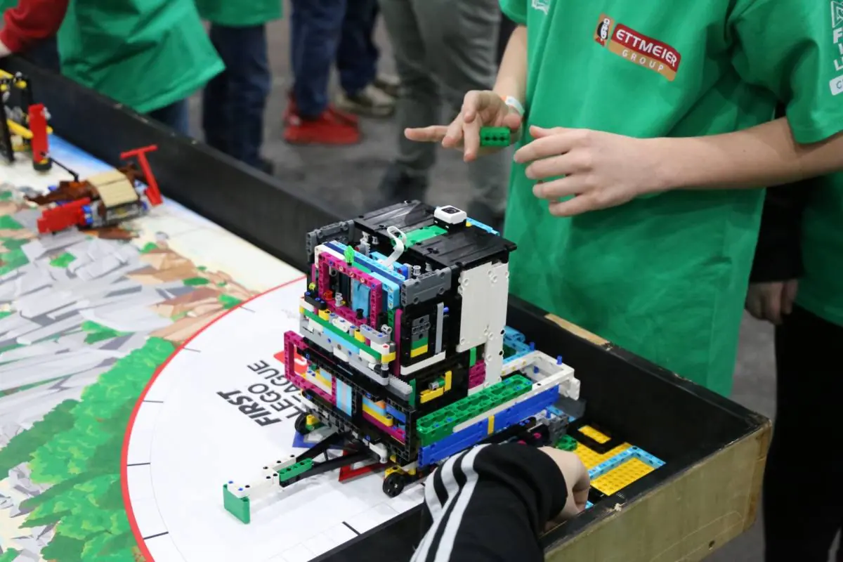 Kinder in Aktion bei der LEGO-AG