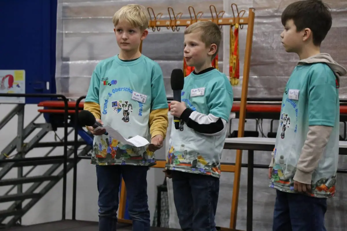 Kinder präsentieren ihr Projekt auf der Bühne