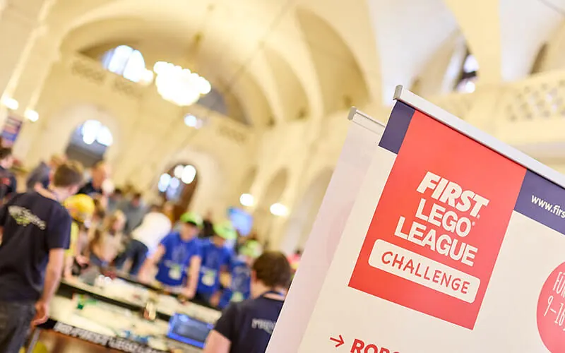 FIRST LEGO League Challenge Banner im Wettbewerbsraum des Finales