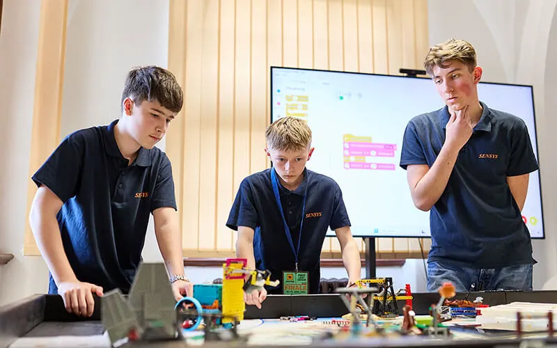 Team Experience am Wettbewerbstisch beim D-A-CH-Finale der FIRST LEGO League in Leipzig