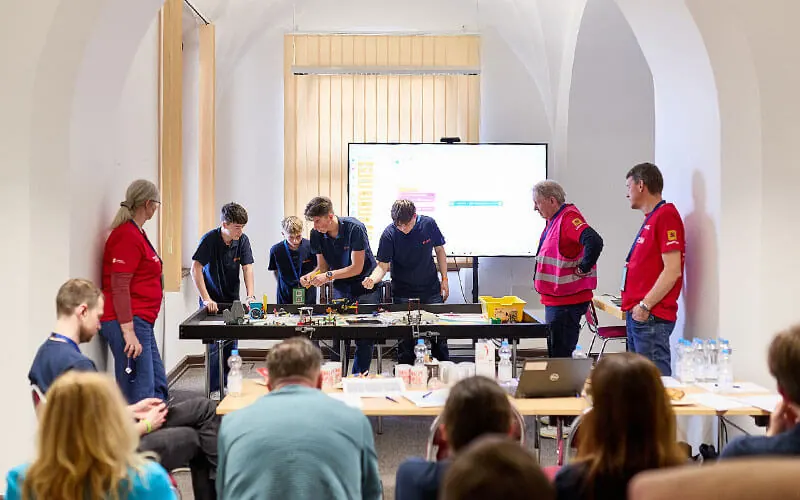 Team präsentiert seine Arbeit vor Jury und Publikum