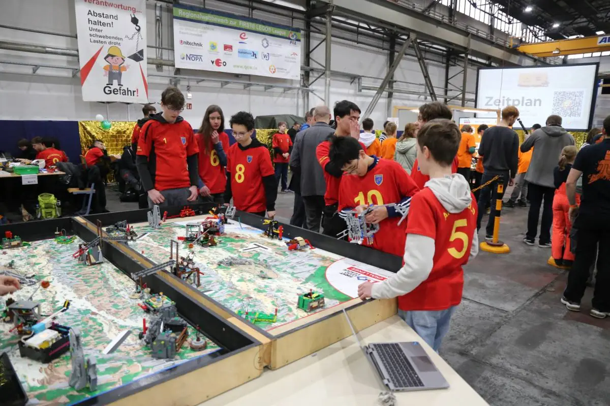 Team arbeitet am Wettbewerbstisch der FIRST LEGO League