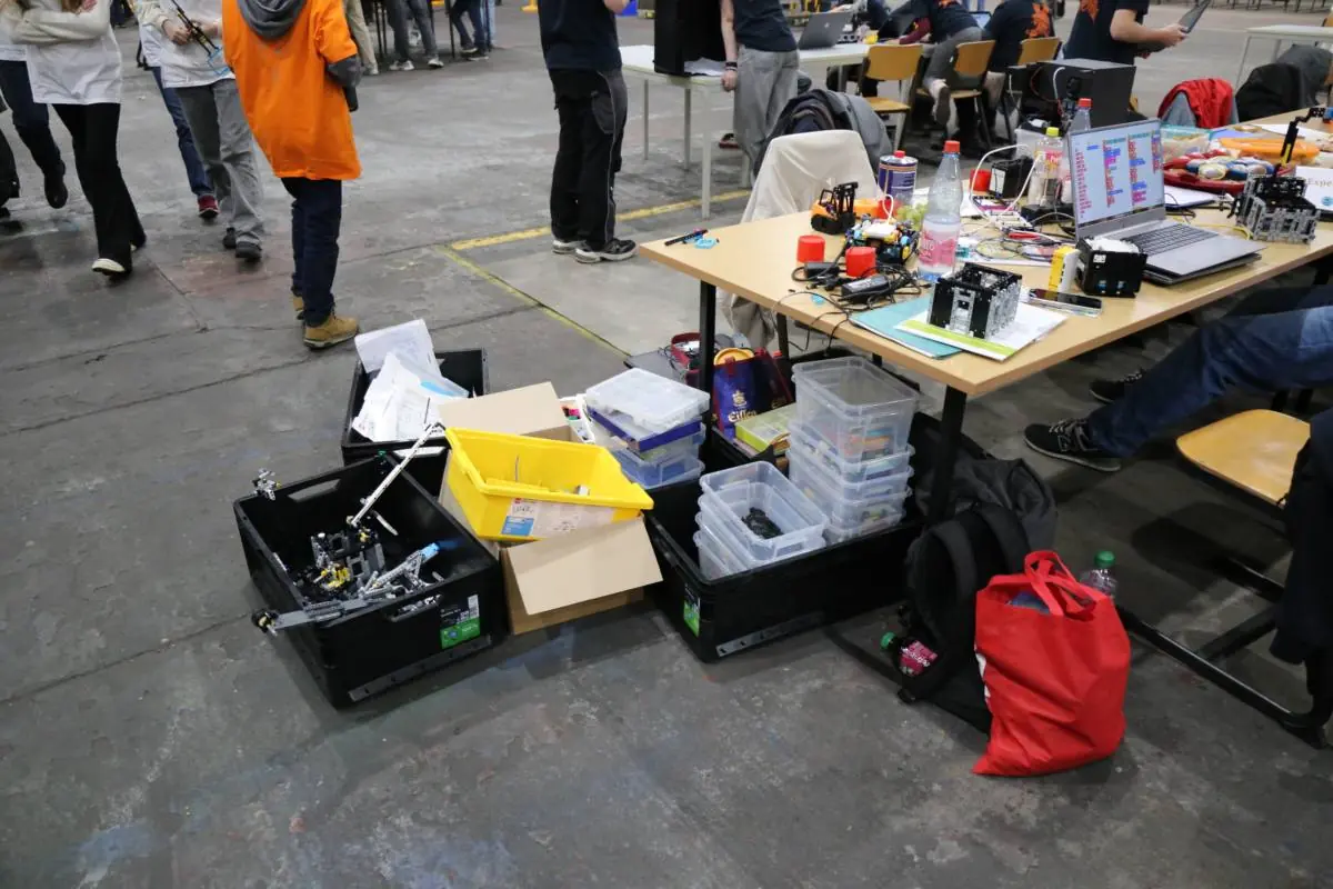Arbeitsbereich und Material des Teams beim LEGO-Wettbewerb