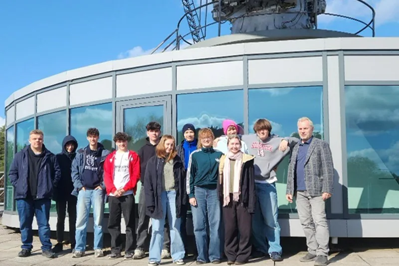 FUTURA-Radiosternwarte — Schüler arbeiten an der Antenne