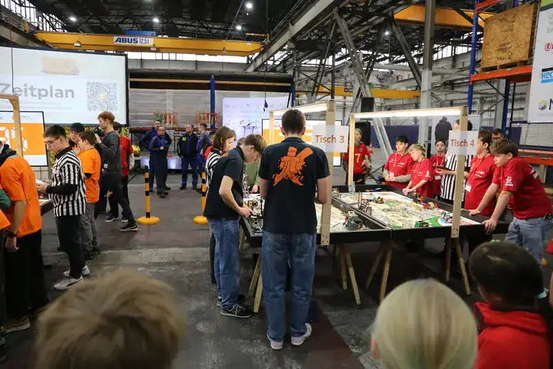 Schüler bei der LEGO-AG